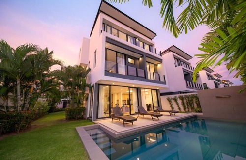 Choeng Thale Villa | Modern minimalist style luxury villa with private pool located in a high-end resort area adjacent to Laguna Park Golf Course