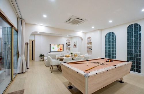 Na Chom Thian House | Na Jomtien Spacious 5BR Pool Villa · Karaoke & Games