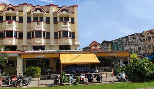 Karon House | Oasis Guesthouse & Bar