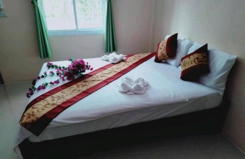 Khlong Sok Hostel | painting family hostel