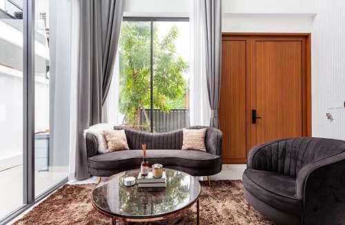Nong Prue Villa | Paradise Private Pool Villa Pattaya - 4 Ensuite Bedrooms