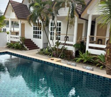 Saladan House | Penn house with shared pool