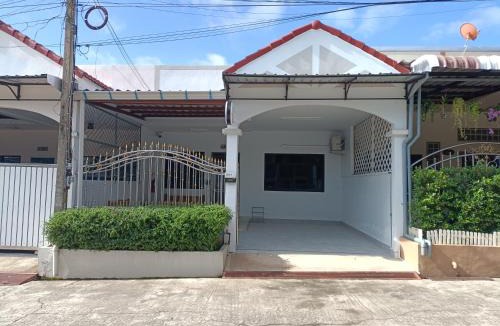 Betong House | PHP Home Betong พีเอชพี โฮม เบตง บ้านพักเหมาหลัง 10 คน ใจกลางเบตง Private House Near Attractions
