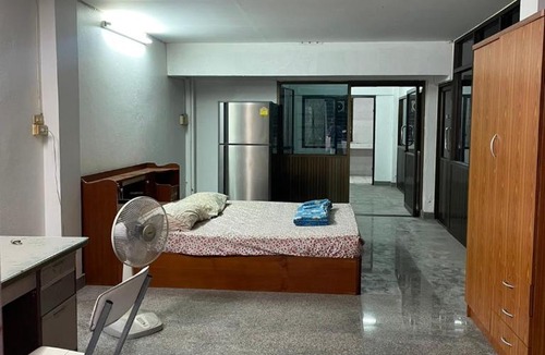 Wat Bowon Niwet House | Room for rent near Silom