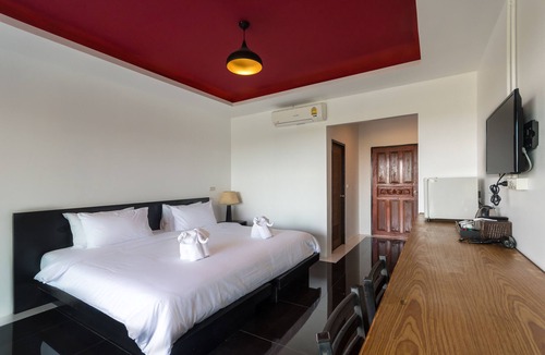Wichit House | Room with Breakfast · Deluxe with Garden View Room, 16min to Phuket Old Town