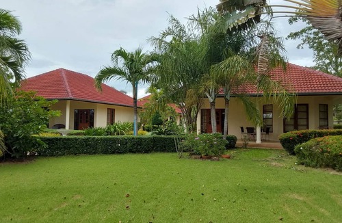 Cha-am House | Schönes Bungalow mit gemeinschaftichem Außenpool und 2km vom Sandstrand enfernt