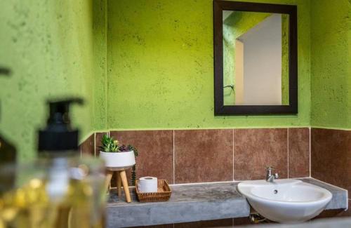 Chalong Hostel | Six Pack Cottage