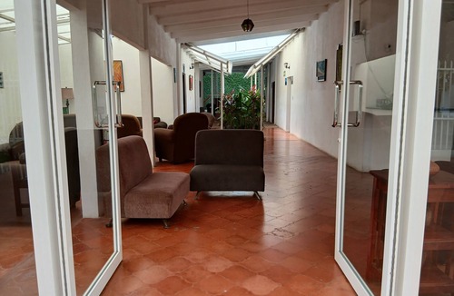 Managua Hotel | Spacious 9-bedroom hotel in tranquil Managua next to MetroCentro