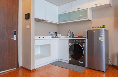 Ekkamai Apartment | Spacious 1 Bedroom Rooftop Pool BTS Thonglor