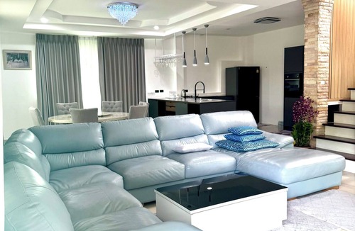 Central Pattaya House | Spacious 5-bedroom house in terrific Muang Pattaya with AC and fitness room