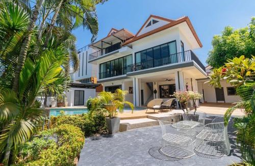Ban Saiyuan Villa | Standard 6BR Lagoon Pool Villa in Rawai # V345
