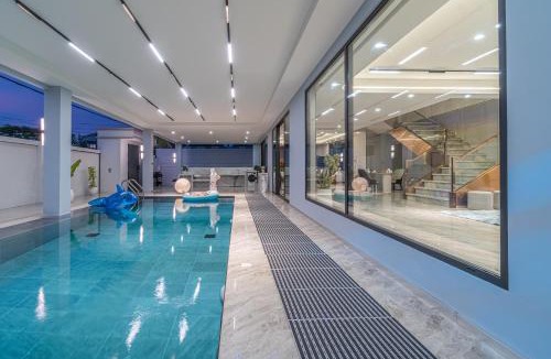 Na Kluea Villa | T M L Luxury 5 bedrooms Pool Villa with Private KTV & 4 Min Walk to Jomtien Beach