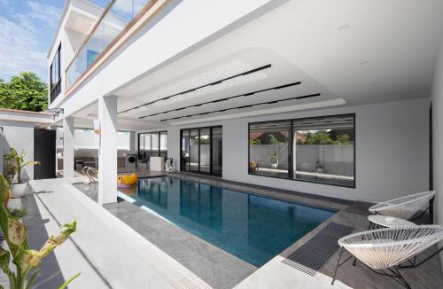 Na Kluea Villa | T M L Luxury 5 bedrooms Pool Villa with Private KTV & 4 Min Walk to Jomtien Beach