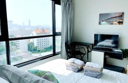 Pattaya Bay Apartment | The BASE Central PATTAYA 2BED King&Queen with Infinity Pool & Free Netflix!