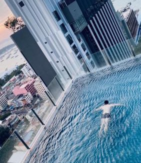 Pattaya Bay Apartment | The BASE Central PATTAYA 2BED King&Queen with Infinity Pool & Free Netflix!