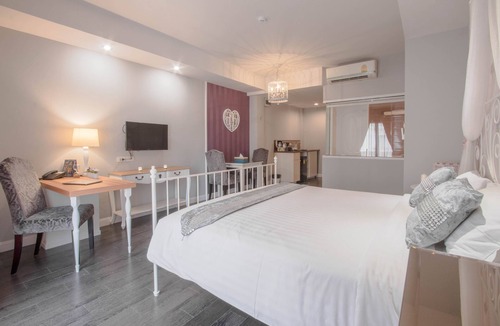 Bang Lamphu Lang Hotel | The star of sathon Luxury king room 502