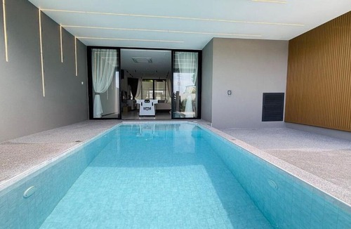 Central Pattaya Villa | The White Heaven 4BR KTV BBQ Rooftop Swimming pool