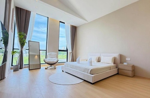 Central Pattaya Villa | The White Heaven 4BR KTV BBQ Rooftop Swimming pool