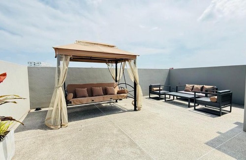 Central Pattaya Villa | The White Heaven 4BR KTV BBQ Rooftop Swimming pool