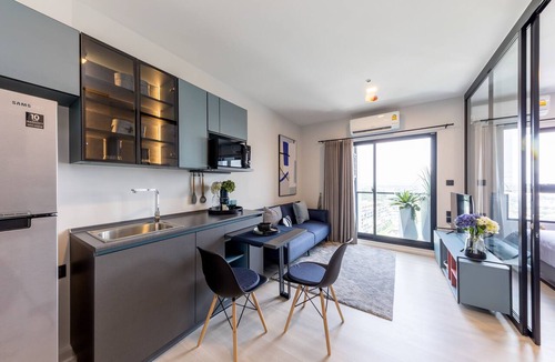 Phasi Charoen Condo | Top-Floor Condo Next to MRT Blue Line, Near Malls, Pool, Gym & Quiet Living