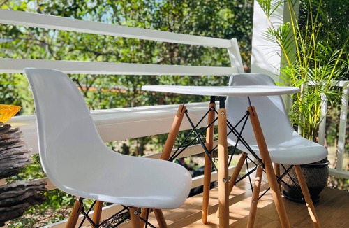 Baan Tai House | Tropical Bohemian House- 1 king bed , 1 queen air-mattress! 2 min from the beach