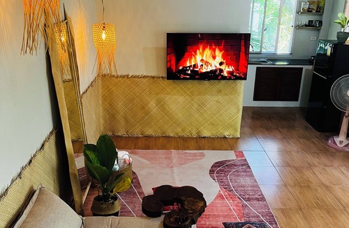 Baan Tai House | Tropical Bohemian House- 1 king bed , 1 queen air-mattress! 2 min from the beach