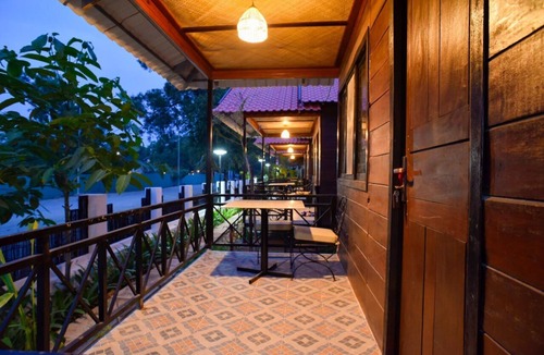 Sangkat Sla Kram House | Twin Bedroom/Half way to Angkor Wat