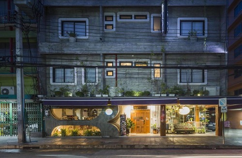Yan Nawa House | Twin Comfort Stay | Chic & Spacious Setup