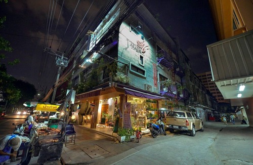 Yan Nawa House | Twin Comfort Stay | Chic & Spacious Setup