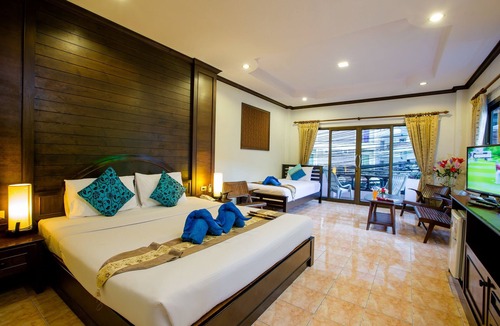 Nanai Road Apartment | Veerakit Triple Room, Shared Pool