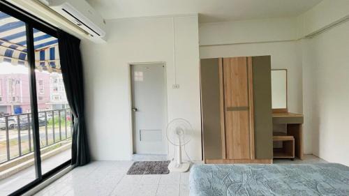 Talat Nuea Apartment | Very budget studio free wifi in town pet friendly