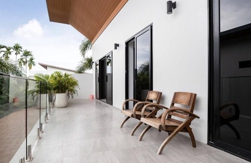 Nai Harn Villa | Villa Hibiscus-Charming 3 bedroom villa with WiFi and AC in lovely Tambon Rawai