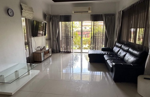 Central Pattaya Villa | Villa in a secure village with shared pool