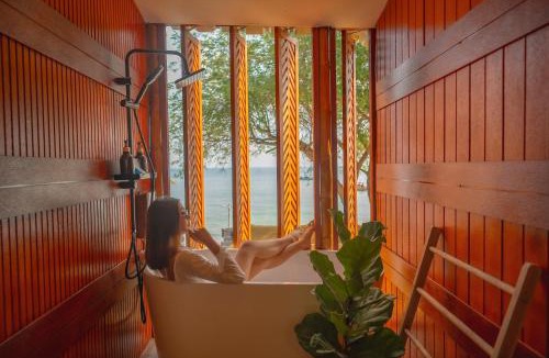 Haad Sang Wan Hotel | White Beachfront Pool Villa Larn Island