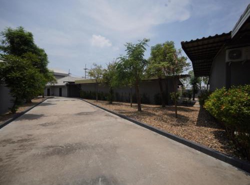 โรงแรมทูมอร์โรว์แลนด์ อมตะนคร in Phan Thong