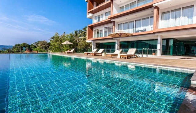 2-bedroom apartment 127м² with a balcony 300m from the sea