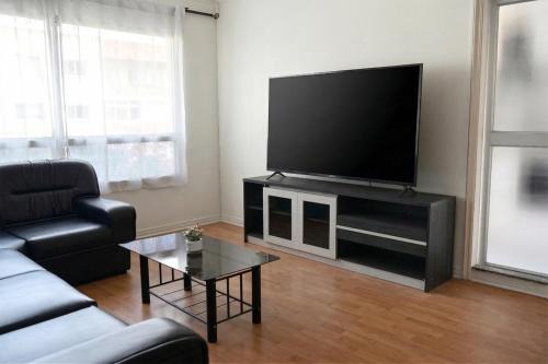2-Bedroom Apartment Near The Mall Bangkapi-With Pool and Gym - Fully Equipped Kitchen