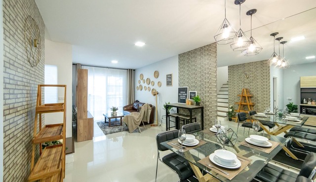 3Bd room townhouse near shopping mall and International school + Free parking