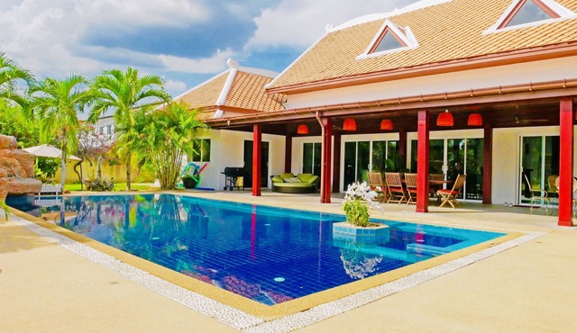 4/5 BDR luxury Balinese villa with pool and jacuzzi in Pattaya