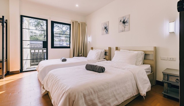 5 minutes to Tha Pea 4BR Home with Art Space