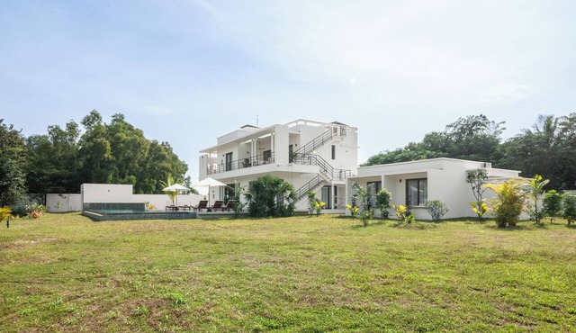7BR Grand Modern Villa, Private Pool Estate