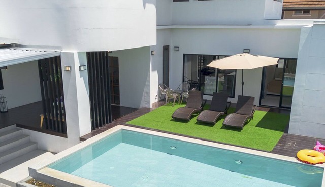 9 BR Huge Pool Villa near Central Festival. 15 Min to Old city and Nimman