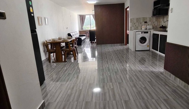 902/1: 91 sm, luxurious, fully renovated, 2 bed apartment. with free fast WiFi. in Chang Wat Chiang Mai