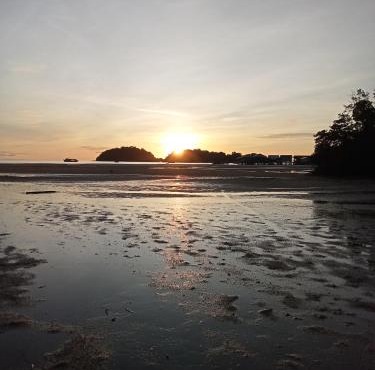 At The Beach in Kaôh Rŭng (1)