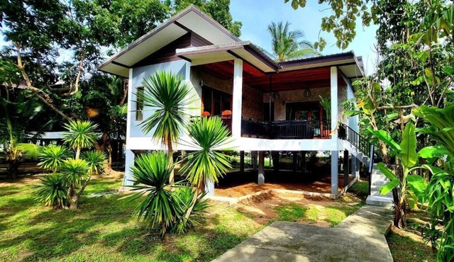 Baan Phangan- Beautiful 2-bedroom villa with AC & outdoor swimming pool