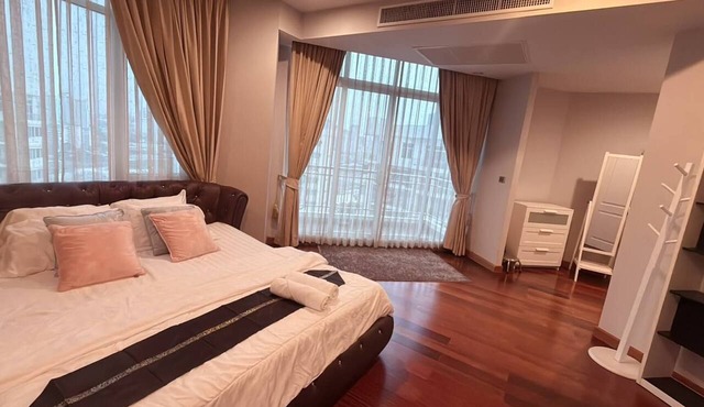 Bangkok Penthouse Escape Near MRT in Khet Huai Khwang