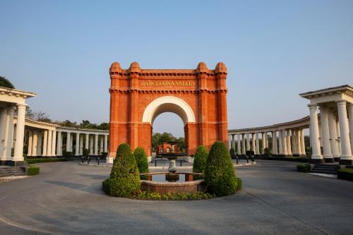 Barcelona Valley Hotel in Ban Chang