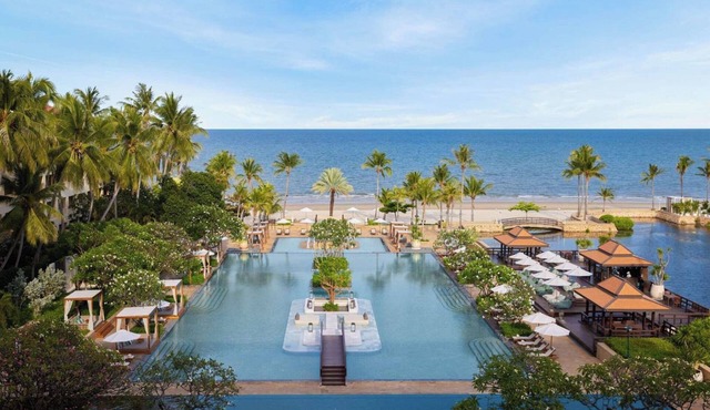Beachfront condo with full sea view and the facilities of a 5-star resort