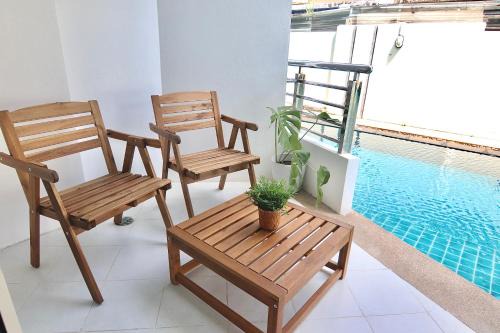 Beachfront Pool Access Apartment FREE Disney Plus