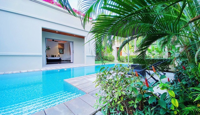 Beautiful 2br pool villa walk to Bangtao beach and Catch club in ตำบลเชิงทะเล
